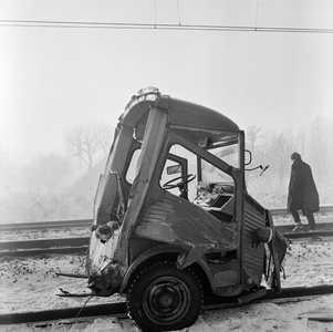 128577 Afbeelding van een gedeelte van de door een trein aangereden veewagen op een particuliere overweg (km. 28.903) ...